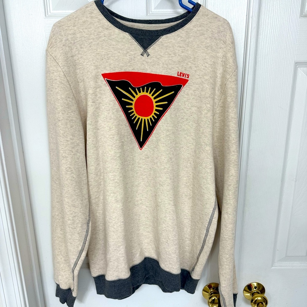 Levi’s Sweatshirt.